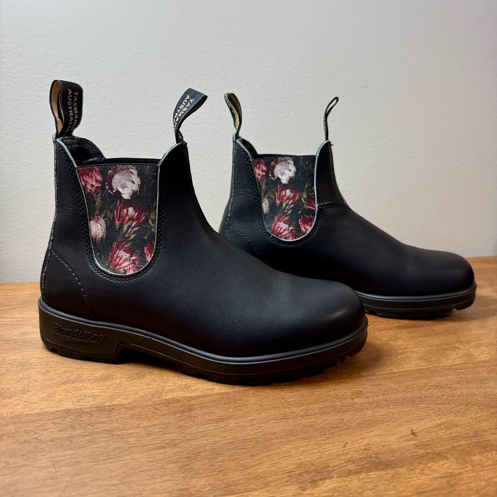 SOLD! 
Women’s Original Blundstone Protea Flower Print US Sz 8